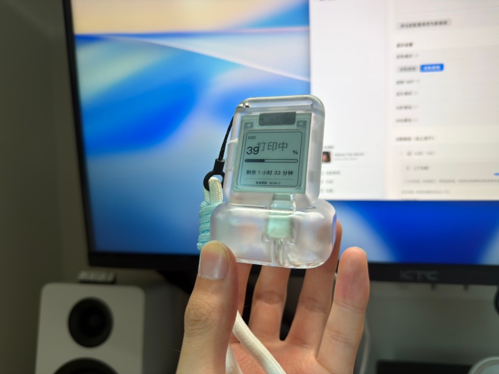 思维重置口袋先知放在 XH_Lab 设计的气泡充电底座上