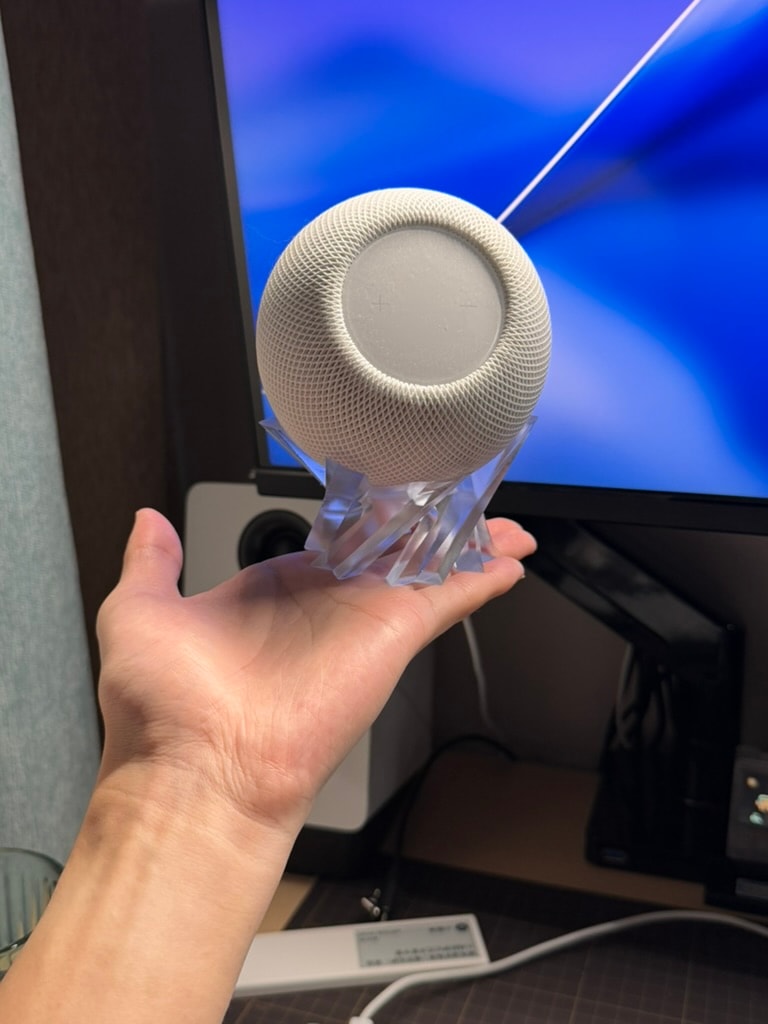 HomePod mini 放在光固化透明树脂支架上