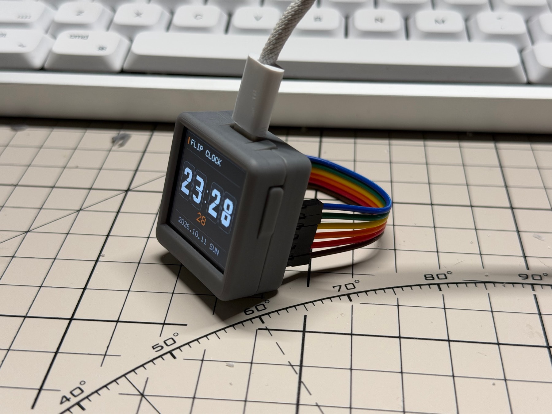 ESP32-C6 小屏与光固化外壳开发实拍,显示时钟调试模式